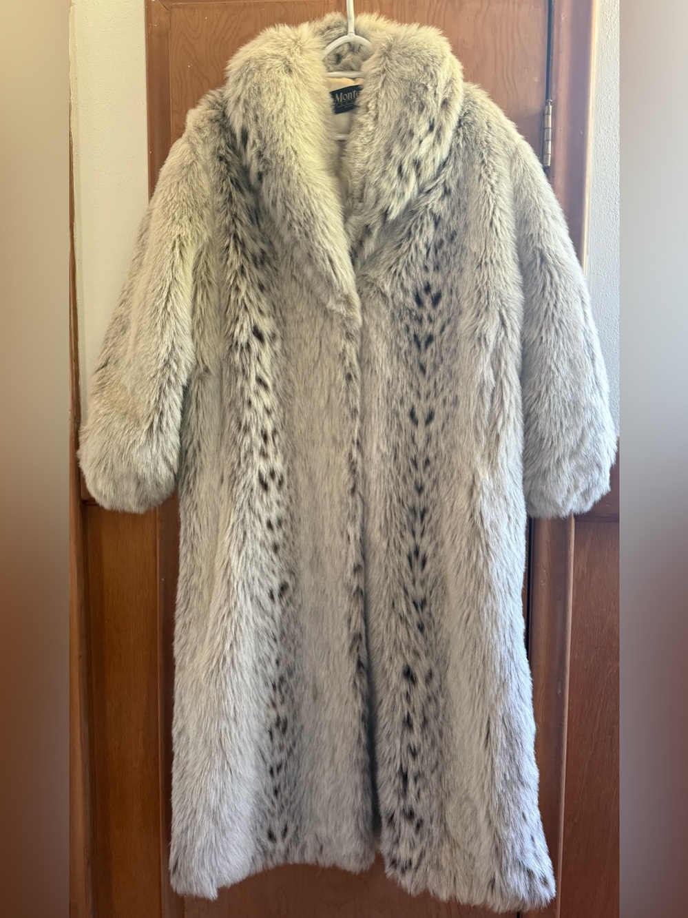 Vintage Monterey Faux Fur Snow Leopard Print Long Coat
Size Medium
Made in USA